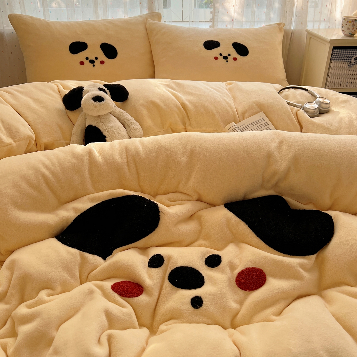 91家纺网 家纺一手货源 找家纺 顾里家纺 2025新款可爱表情包毛巾绣牛奶绒四件套 大耳狗