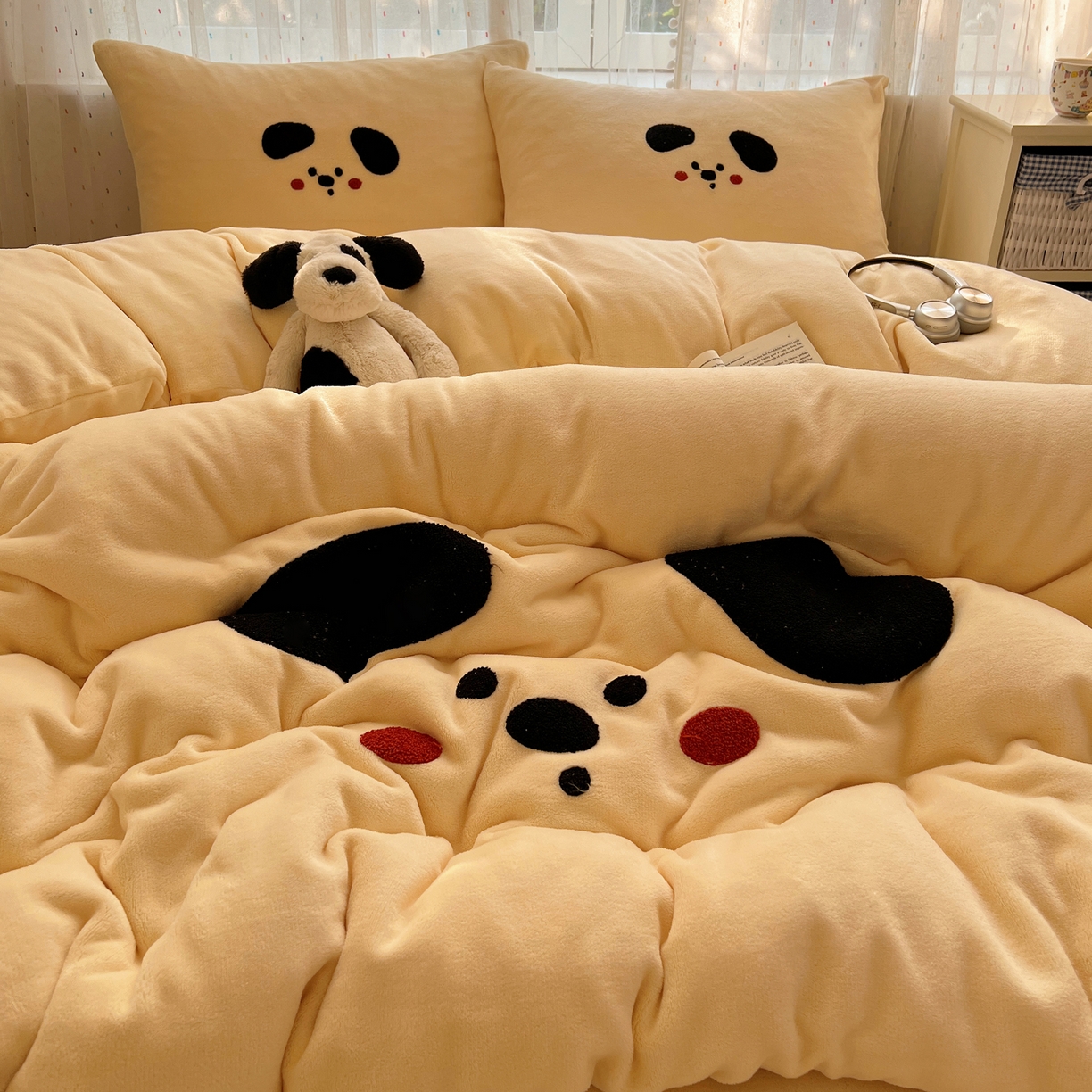 91家纺网 家纺一手货源 找家纺 顾里家纺 2025新款可爱表情包毛巾绣牛奶绒四件套 大耳狗