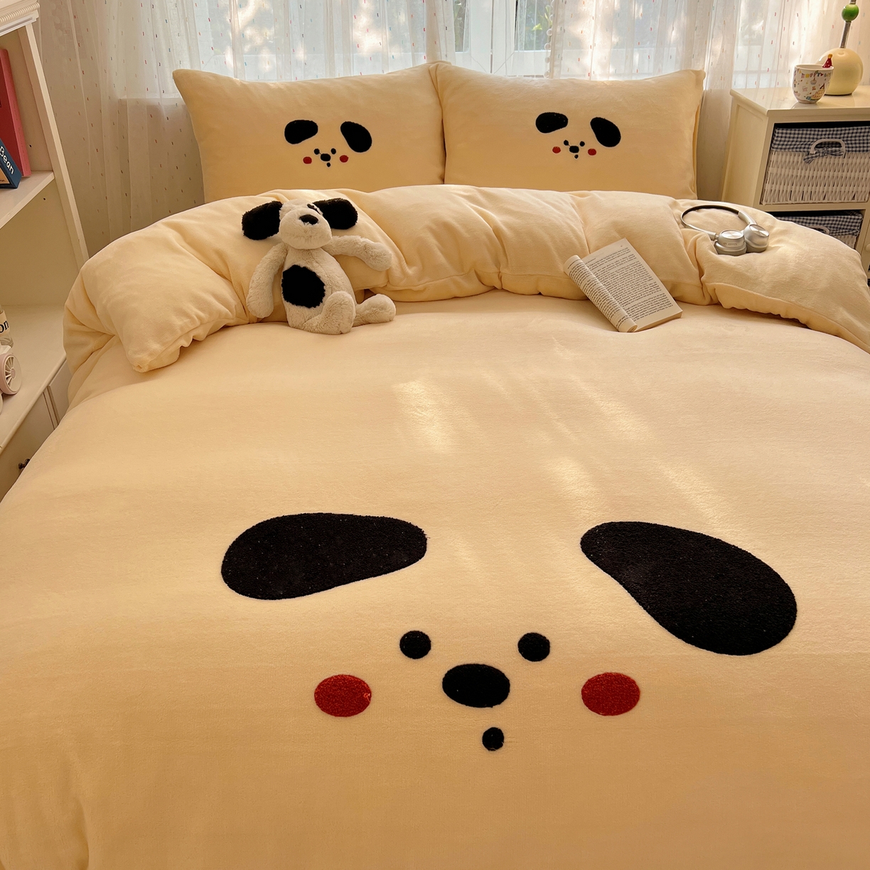 91家纺网 家纺一手货源 找家纺 顾里家纺 2025新款可爱表情包毛巾绣牛奶绒四件套 大耳狗