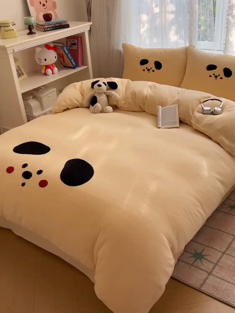 91家纺网 家纺一手货源 找家纺 顾里家纺 2025新款可爱表情包毛巾绣牛奶绒四件套 大耳狗