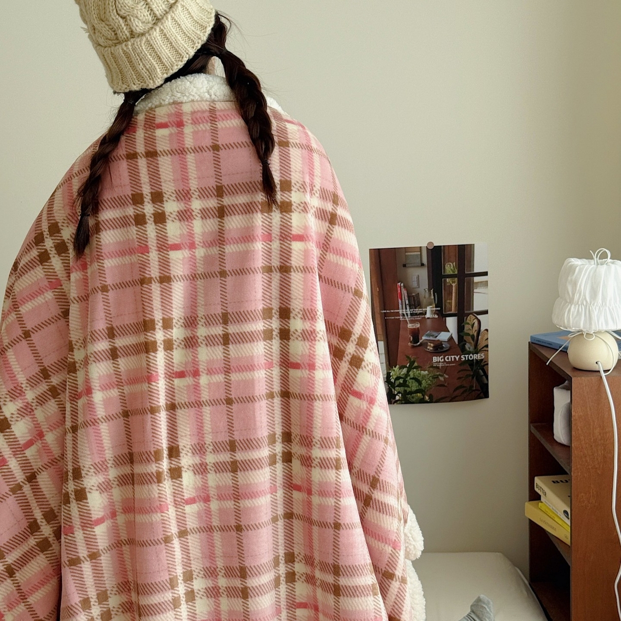 91家纺网 家纺一手货源 找家纺 顾里家纺 2025新款复古格系羊羔绒毯毯子（70*100cm会员11元 100*150cm会员19元 150*200cm会员34元 200*230cm会员43元） 雾岛糖霜