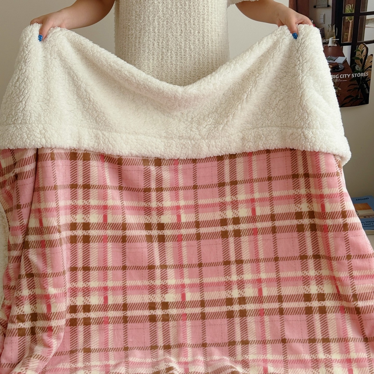 91家纺网 家纺一手货源 找家纺 顾里家纺 2025新款复古格系羊羔绒毯毯子（70*100cm会员11元 100*150cm会员19元 150*200cm会员34元 200*230cm会员43元） 雾岛糖霜