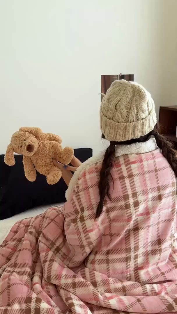 91家纺网 家纺一手货源 找家纺 顾里家纺 2025新款复古格系羊羔绒毯毯子（70*100cm会员11元 100*150cm会员19元 150*200cm会员34元 200*230cm会员43元） 雾岛糖霜