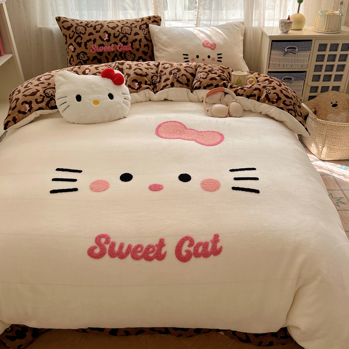 91家纺网 家纺一手货源 找家纺 顾里家纺 2025新款可爱表情包毛巾绣牛奶绒四件套 粉皮咖猫