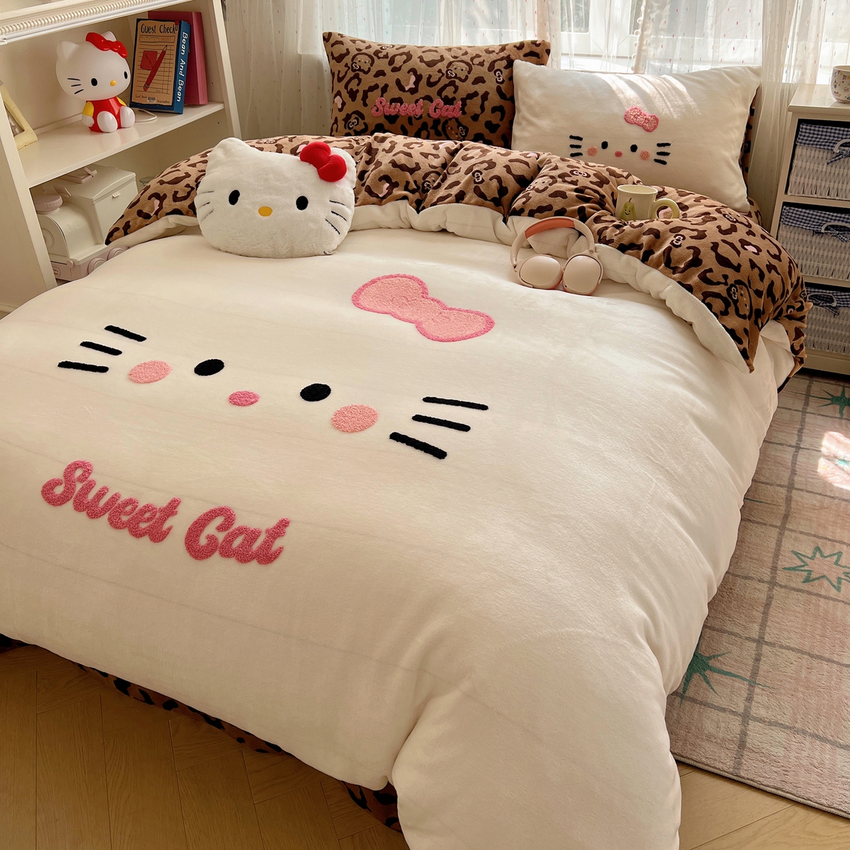 91家纺网 家纺一手货源 找家纺 顾里家纺 2025新款可爱表情包毛巾绣牛奶绒四件套 粉皮咖猫