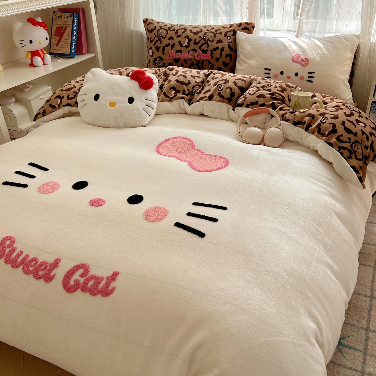 91家纺网 家纺一手货源 找家纺 顾里家纺 2025新款可爱表情包毛巾绣牛奶绒四件套 粉皮咖猫