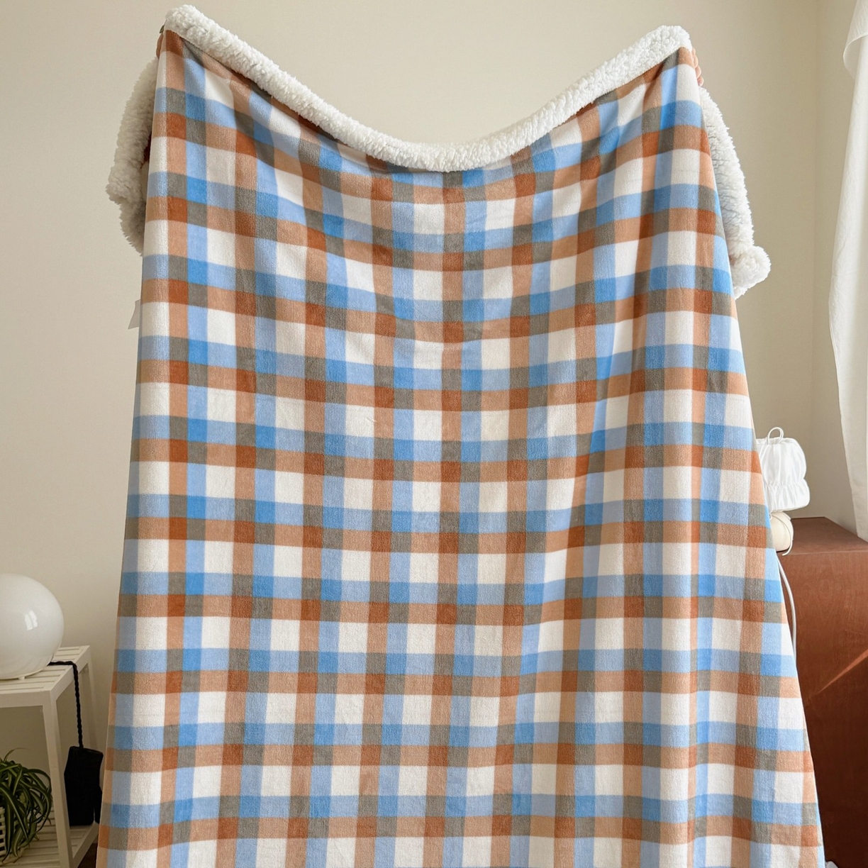 91家纺网 家纺一手货源 找家纺 顾里家纺 2025新款复古格系羊羔绒毯毯子（70*100cm会员11元 100*150cm会员19元 150*200cm会员34元 200*230cm会员43元） 焦糖海盐