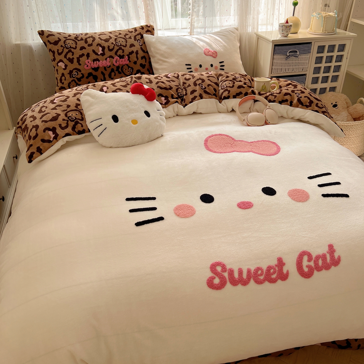 91家纺网 家纺一手货源 找家纺 顾里家纺 2025新款可爱表情包毛巾绣牛奶绒四件套 粉皮咖猫