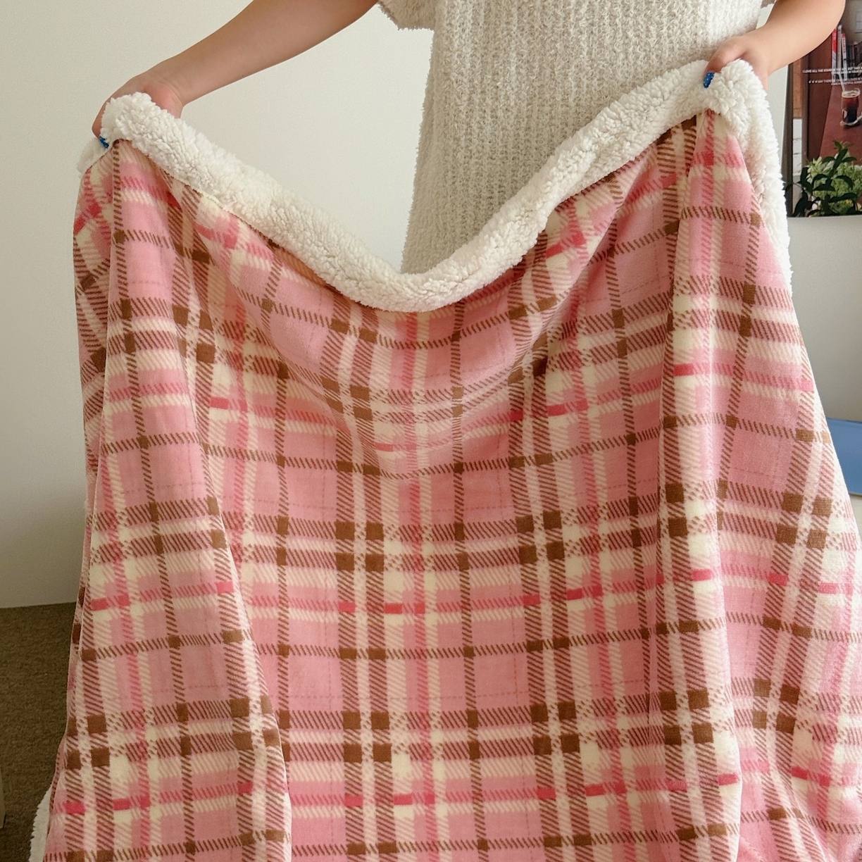 91家纺网 家纺一手货源 找家纺 顾里家纺 2025新款复古格系羊羔绒毯毯子（70*100cm会员11元 100*150cm会员19元 150*200cm会员34元 200*230cm会员43元） 雾岛糖霜