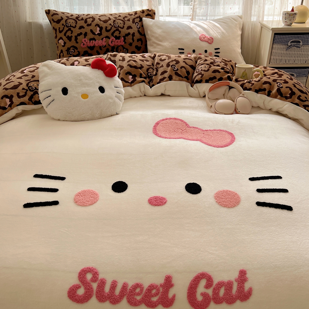 91家纺网 家纺一手货源 找家纺 顾里家纺 2025新款可爱表情包毛巾绣牛奶绒四件套 粉皮咖猫