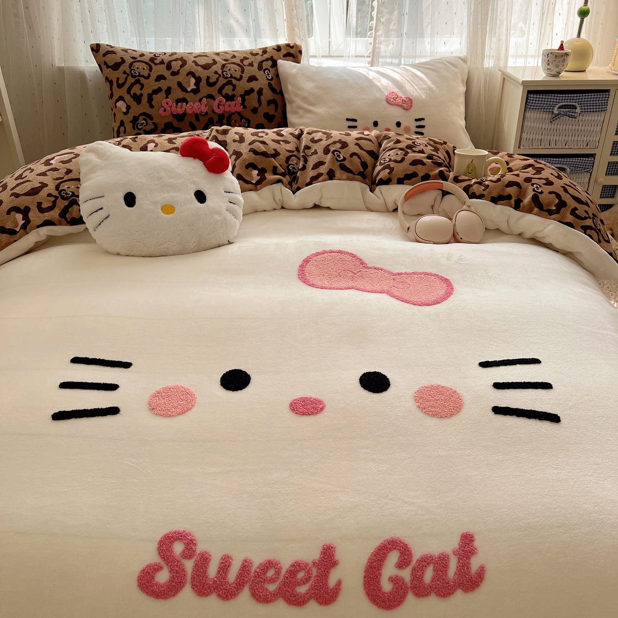 91家纺网 家纺一手货源 找家纺 顾里家纺 2025新款可爱表情包毛巾绣牛奶绒四件套 粉皮咖猫