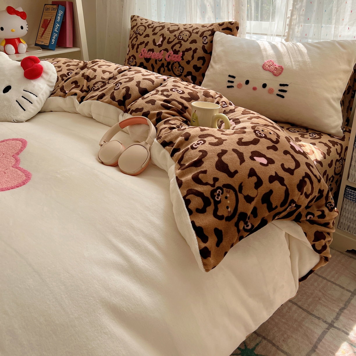 91家纺网 家纺一手货源 找家纺 顾里家纺 2025新款可爱表情包毛巾绣牛奶绒四件套 粉皮咖猫