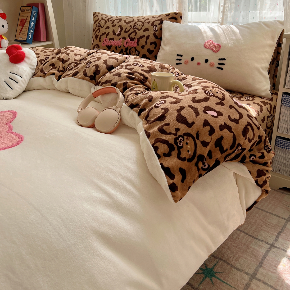 91家纺网 家纺一手货源 找家纺 顾里家纺 2025新款可爱表情包毛巾绣牛奶绒四件套 粉皮咖猫