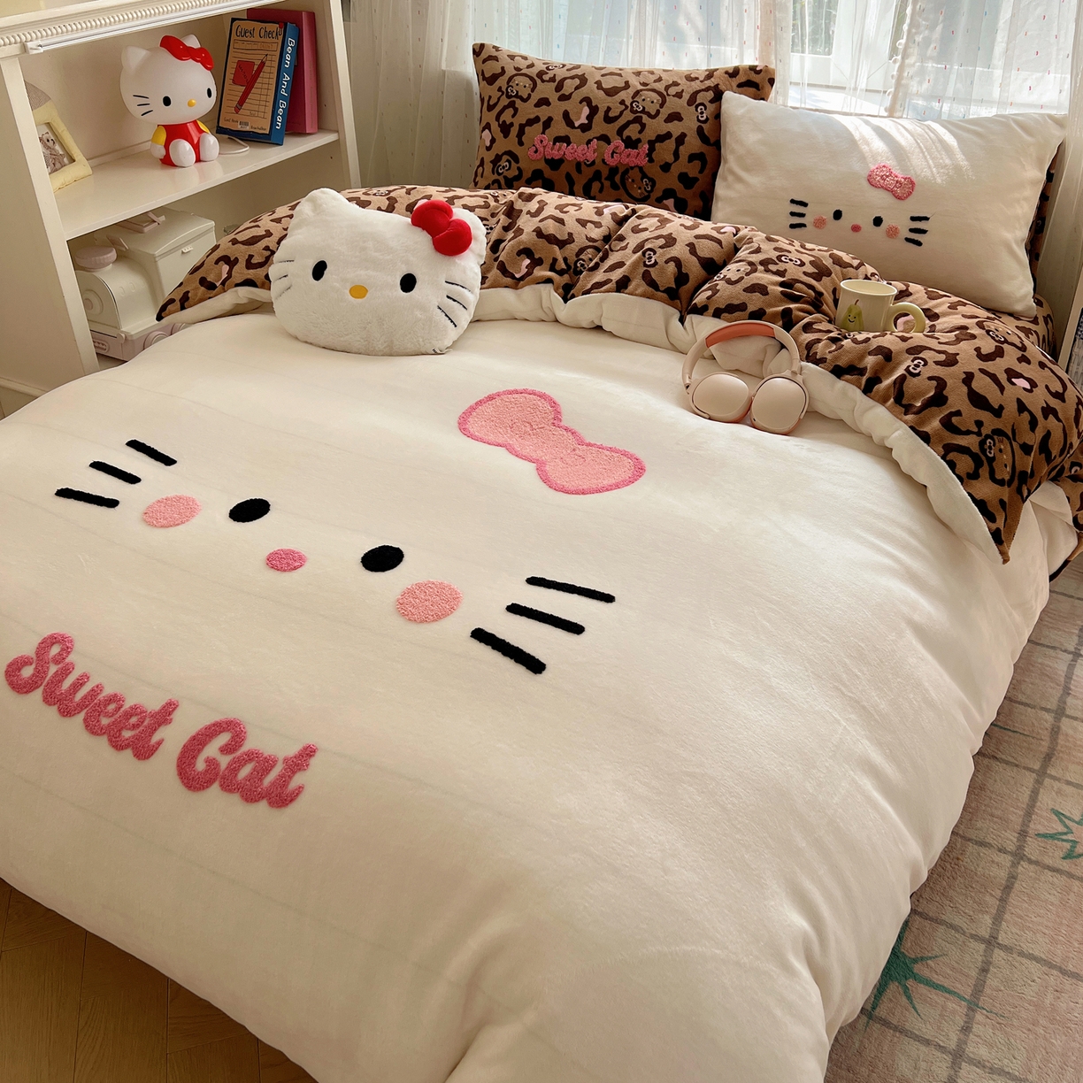 91家纺网 家纺一手货源 找家纺 顾里家纺 2025新款可爱表情包毛巾绣牛奶绒四件套 粉皮咖猫