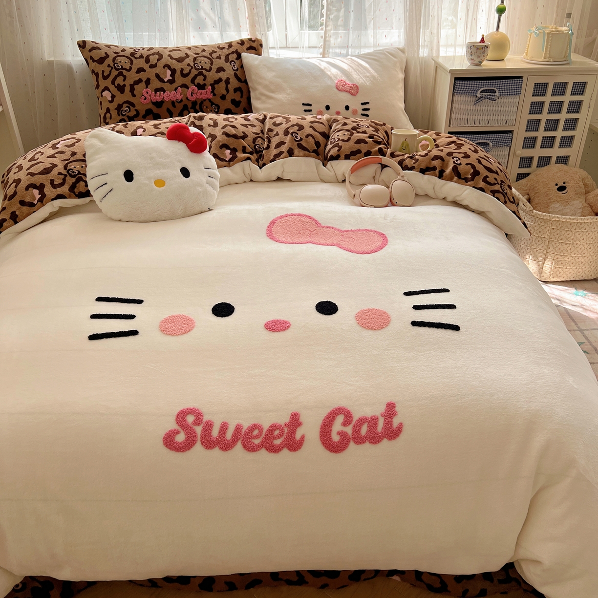 91家纺网 家纺一手货源 找家纺 顾里家纺 2025新款可爱表情包毛巾绣牛奶绒四件套 粉皮咖猫