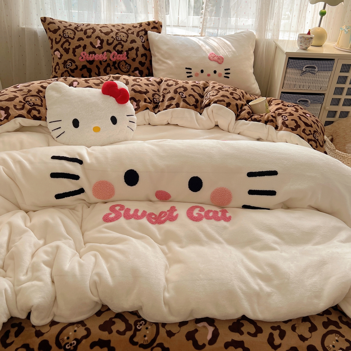 91家纺网 家纺一手货源 找家纺 顾里家纺 2025新款可爱表情包毛巾绣牛奶绒四件套 粉皮咖猫