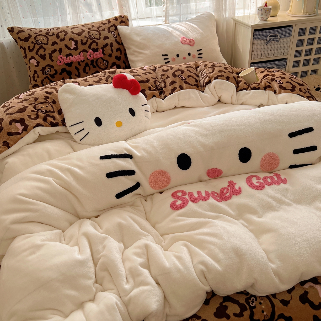 91家纺网 家纺一手货源 找家纺 顾里家纺 2025新款可爱表情包毛巾绣牛奶绒四件套 粉皮咖猫