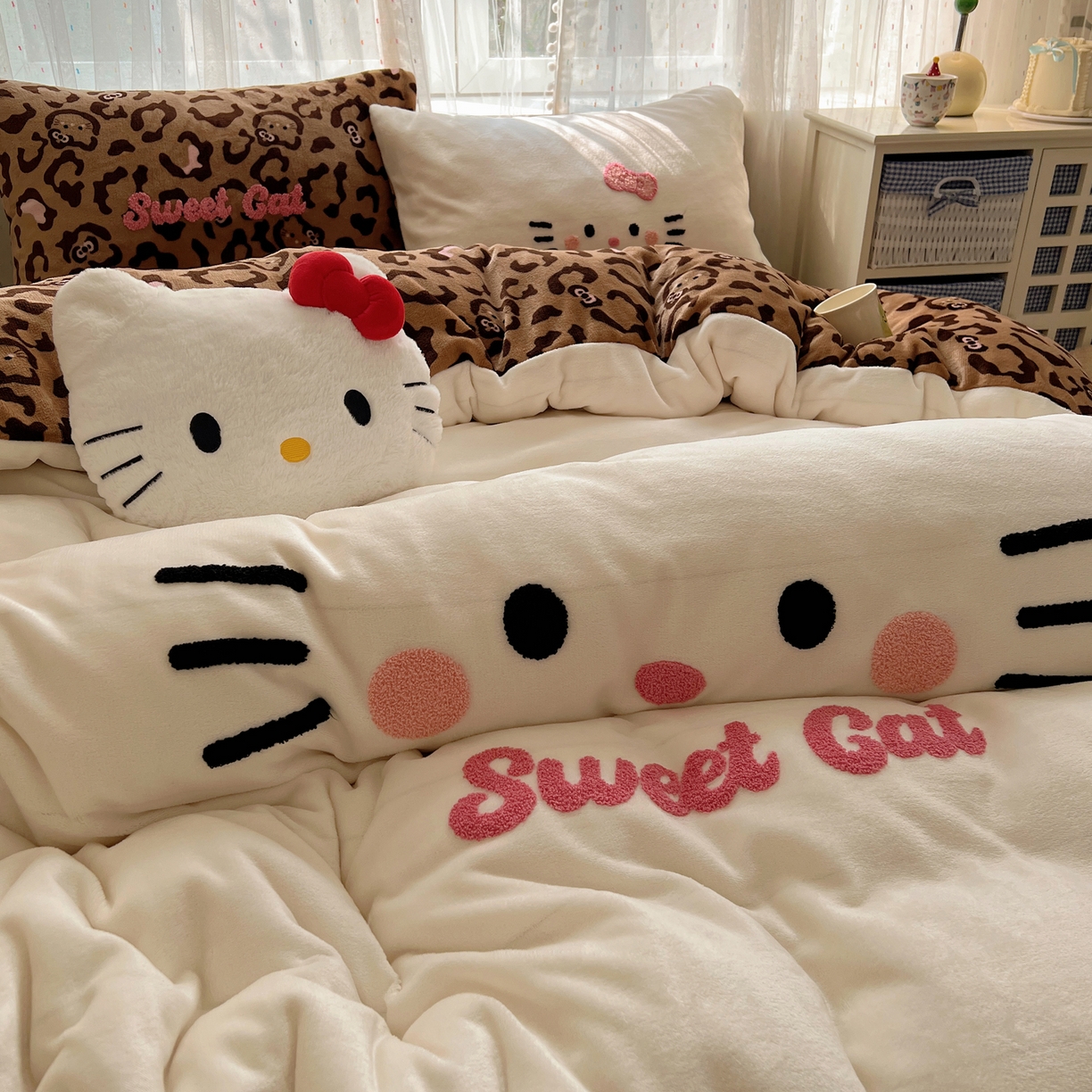 91家纺网 家纺一手货源 找家纺 顾里家纺 2025新款可爱表情包毛巾绣牛奶绒四件套 粉皮咖猫