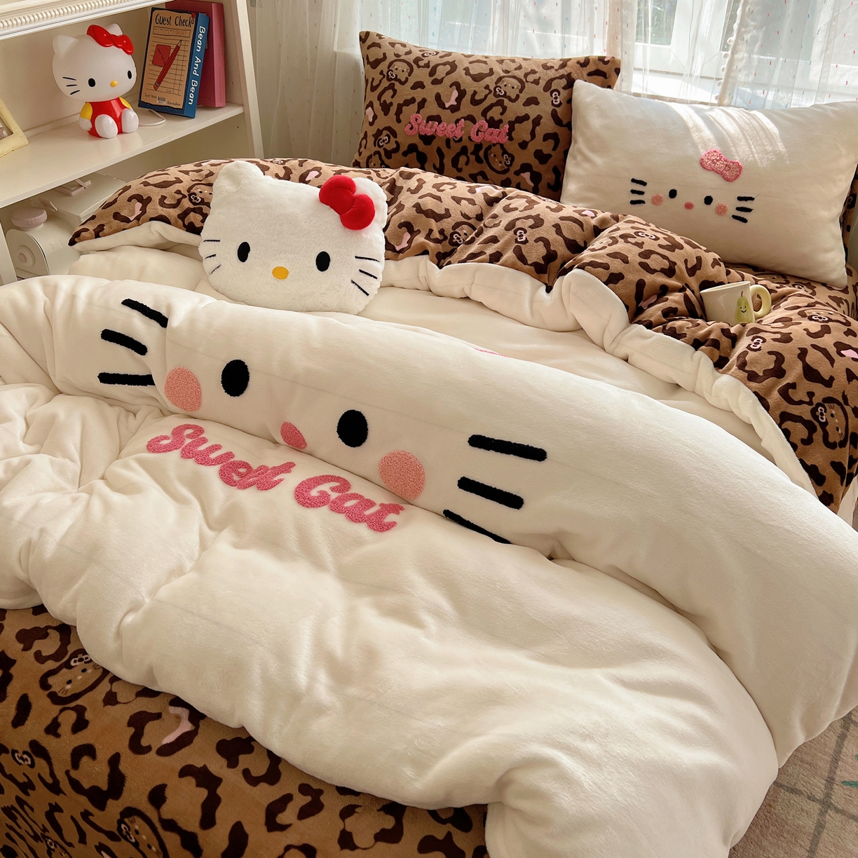 91家纺网 家纺一手货源 找家纺 顾里家纺 2025新款可爱表情包毛巾绣牛奶绒四件套 粉皮咖猫