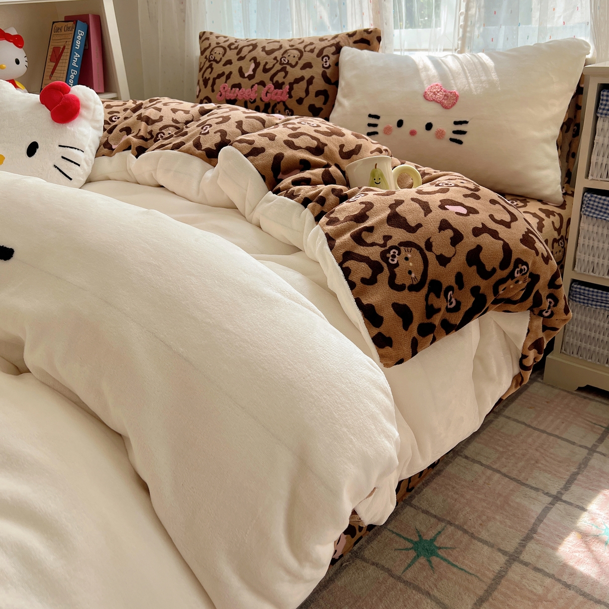 91家纺网 家纺一手货源 找家纺 顾里家纺 2025新款可爱表情包毛巾绣牛奶绒四件套 粉皮咖猫