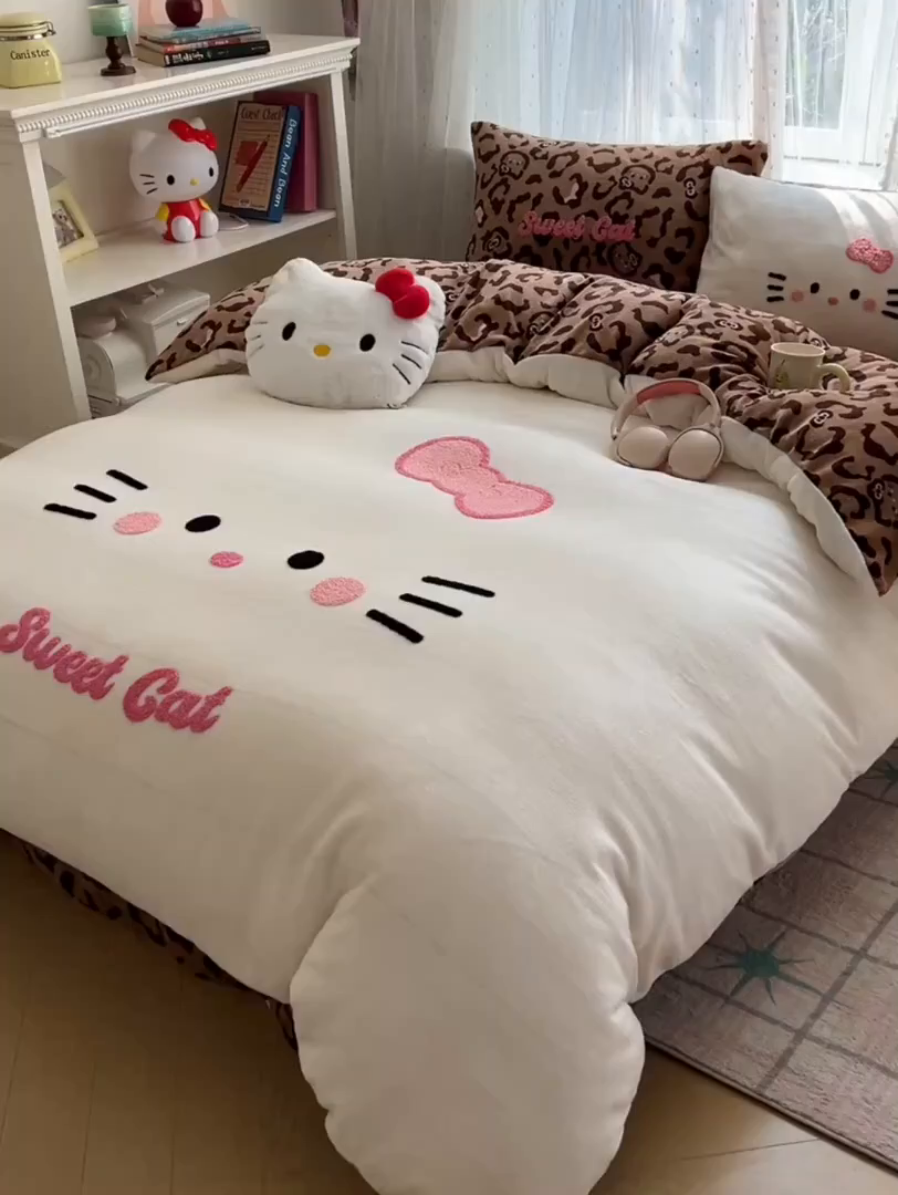91家纺网 家纺一手货源 找家纺 顾里家纺 2025新款可爱表情包毛巾绣牛奶绒四件套 粉皮咖猫