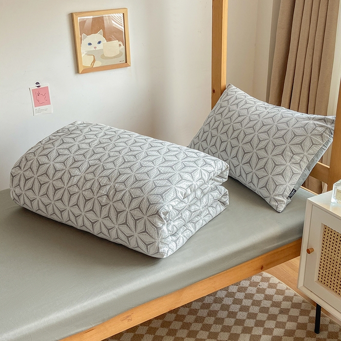 91家纺网 家纺一手货源 找家纺 宜代光年 2025新款60S水洗棉提花学生季三件套 雪片花-绿灰