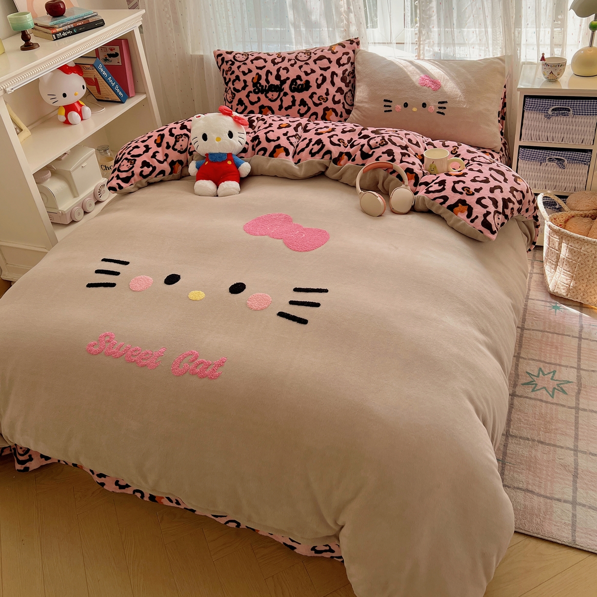 91家纺网 家纺一手货源 找家纺 顾里家纺 2025新款可爱表情包毛巾绣牛奶绒四件套 黑皮粉猫