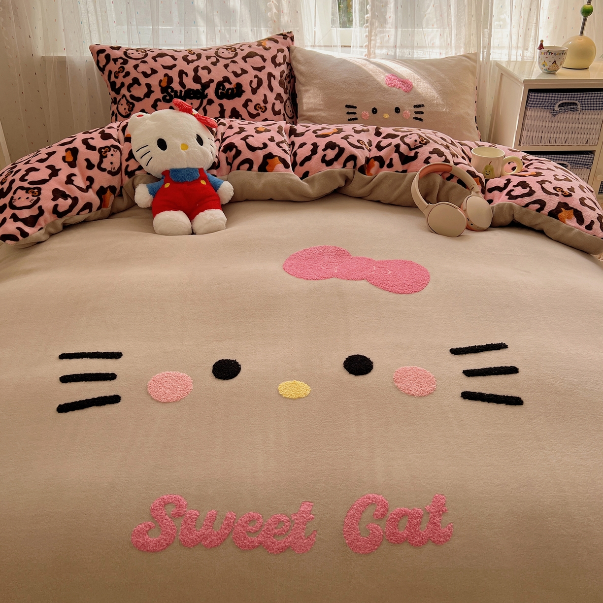 91家纺网 家纺一手货源 找家纺 顾里家纺 2025新款可爱表情包毛巾绣牛奶绒四件套 黑皮粉猫