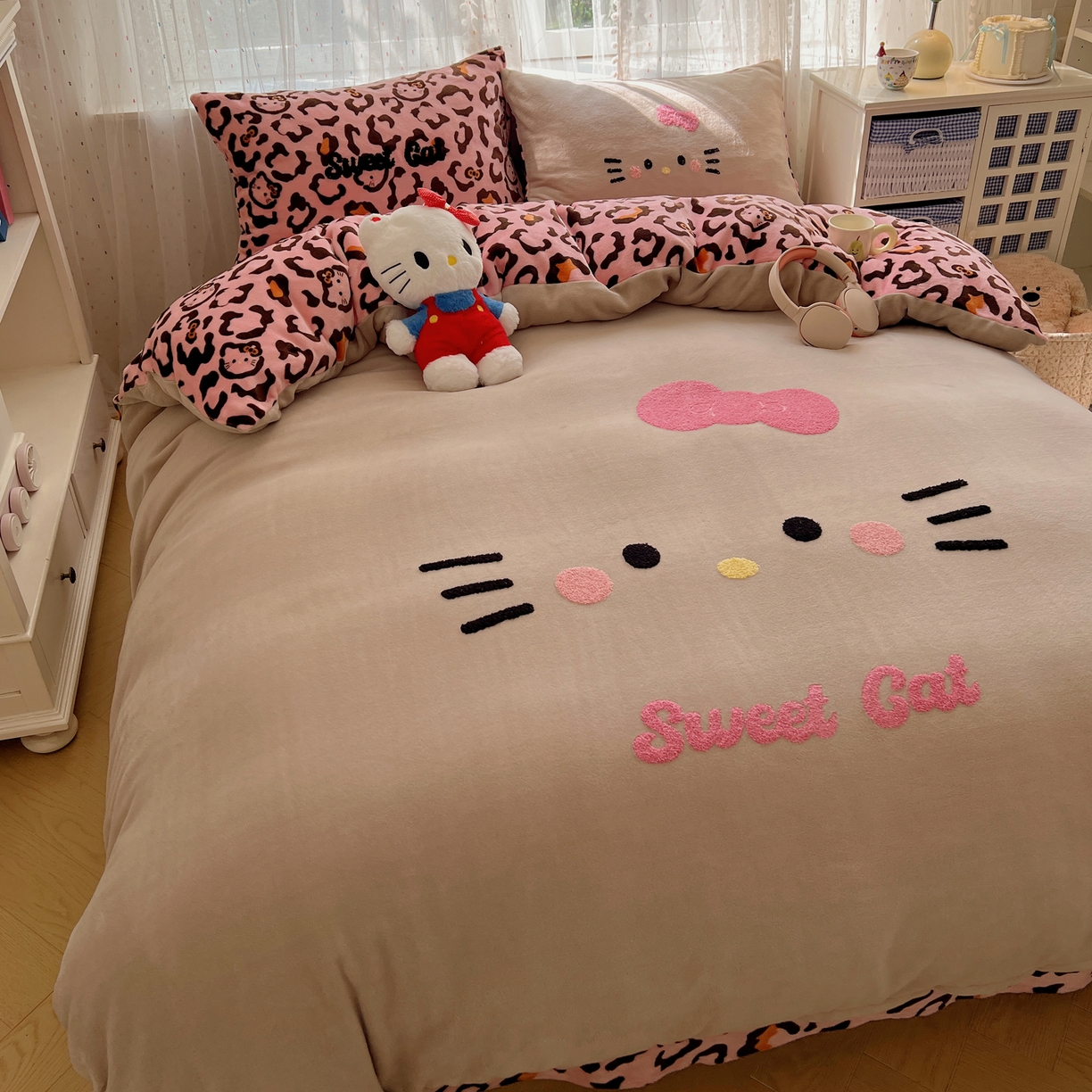 91家纺网 家纺一手货源 找家纺 顾里家纺 2025新款可爱表情包毛巾绣牛奶绒四件套 黑皮粉猫