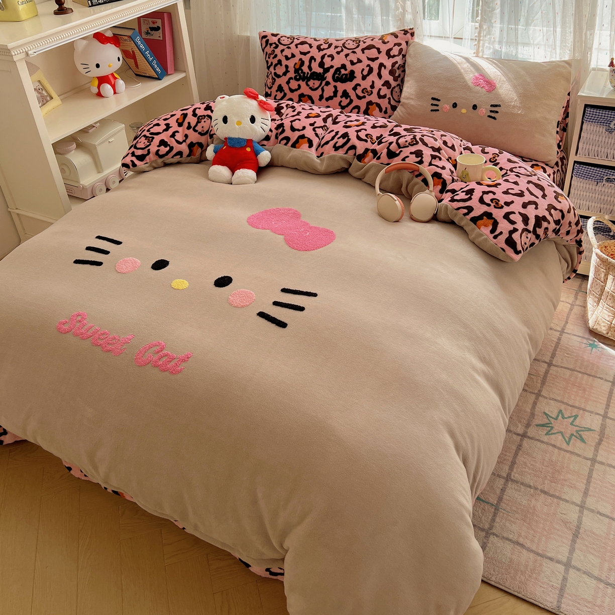 91家纺网 家纺一手货源 找家纺 顾里家纺 2025新款可爱表情包毛巾绣牛奶绒四件套 黑皮粉猫