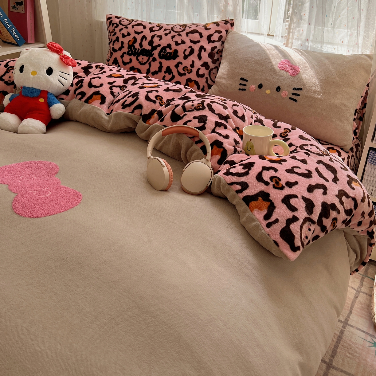 91家纺网 家纺一手货源 找家纺 顾里家纺 2025新款可爱表情包毛巾绣牛奶绒四件套 黑皮粉猫