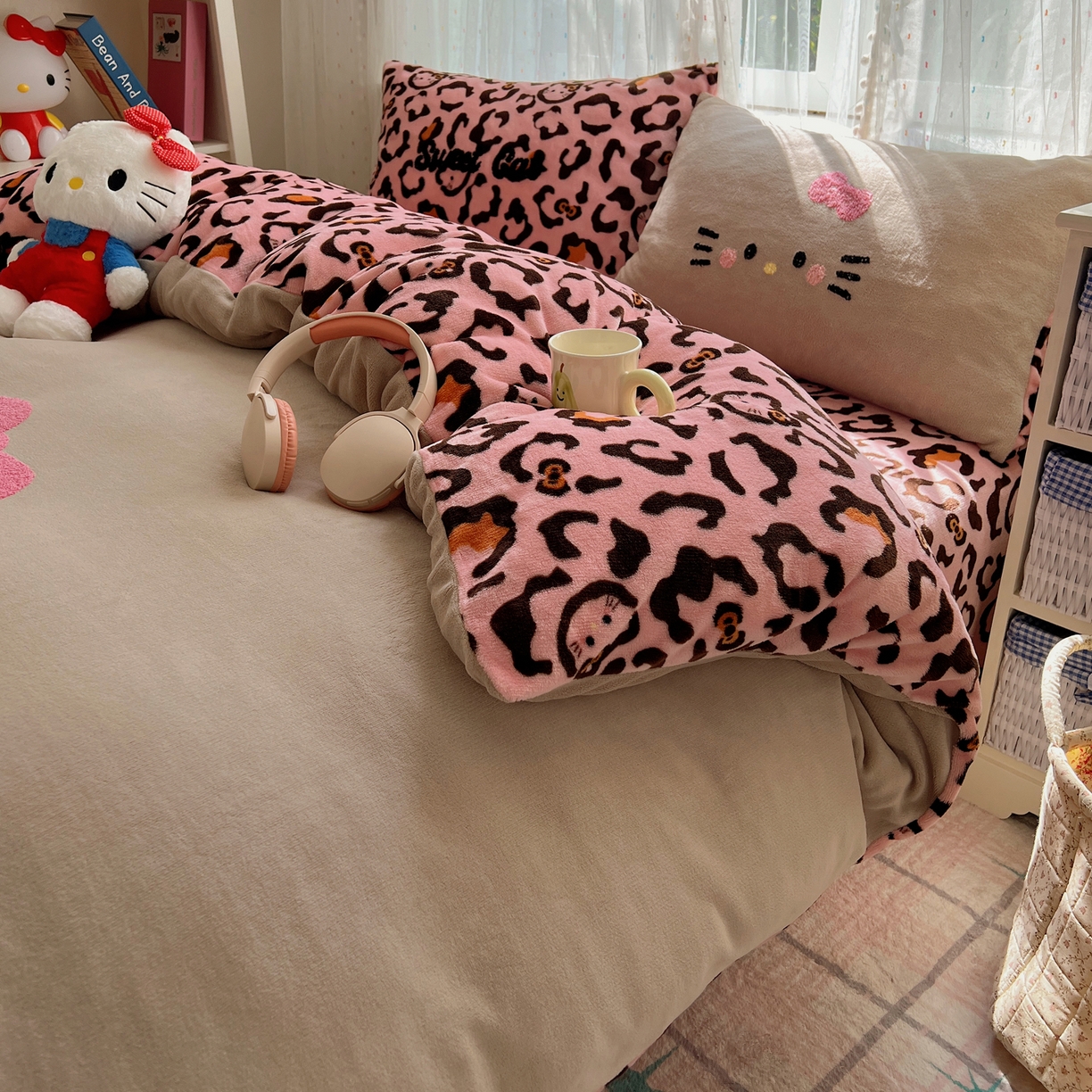 91家纺网 家纺一手货源 找家纺 顾里家纺 2025新款可爱表情包毛巾绣牛奶绒四件套 黑皮粉猫