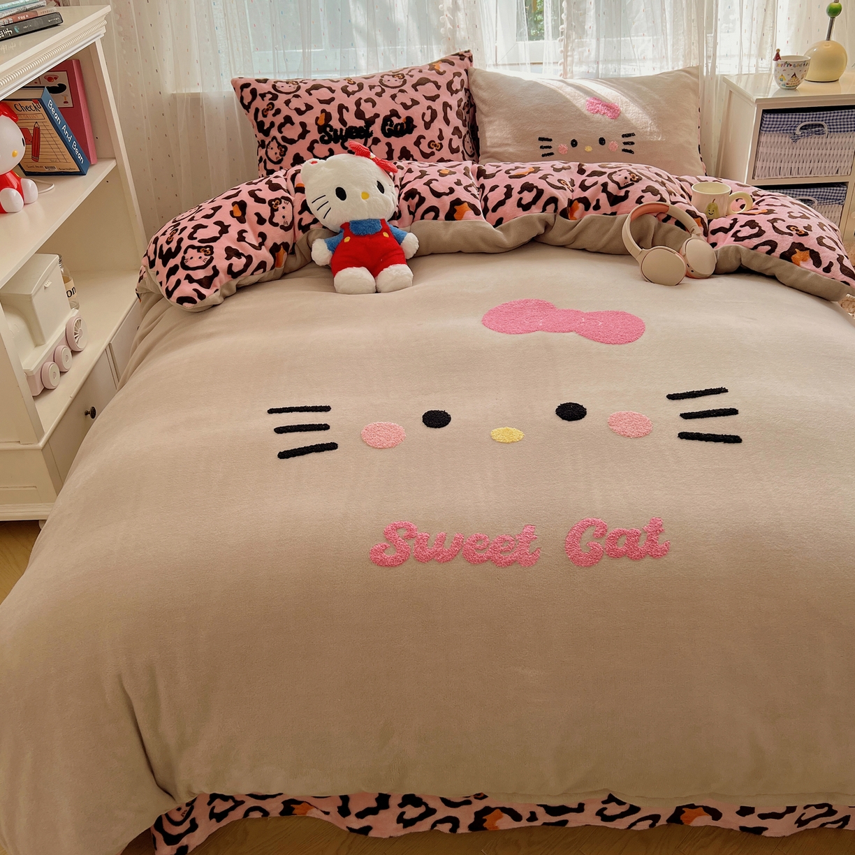 91家纺网 家纺一手货源 找家纺 顾里家纺 2025新款可爱表情包毛巾绣牛奶绒四件套 黑皮粉猫