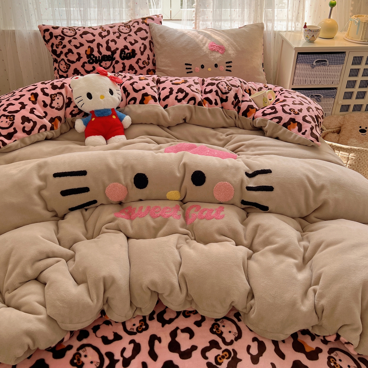 91家纺网 家纺一手货源 找家纺 顾里家纺 2025新款可爱表情包毛巾绣牛奶绒四件套 黑皮粉猫