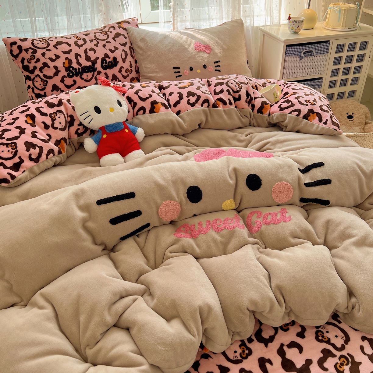 91家纺网 家纺一手货源 找家纺 顾里家纺 2025新款可爱表情包毛巾绣牛奶绒四件套 黑皮粉猫