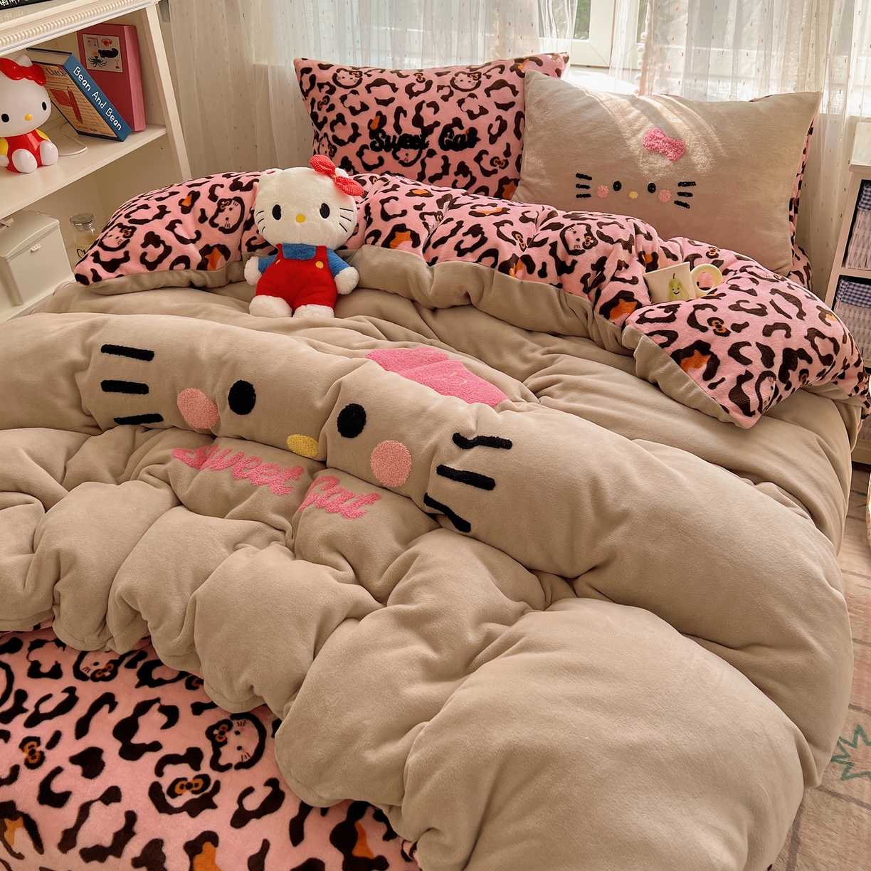 91家纺网 家纺一手货源 找家纺 顾里家纺 2025新款可爱表情包毛巾绣牛奶绒四件套 黑皮粉猫