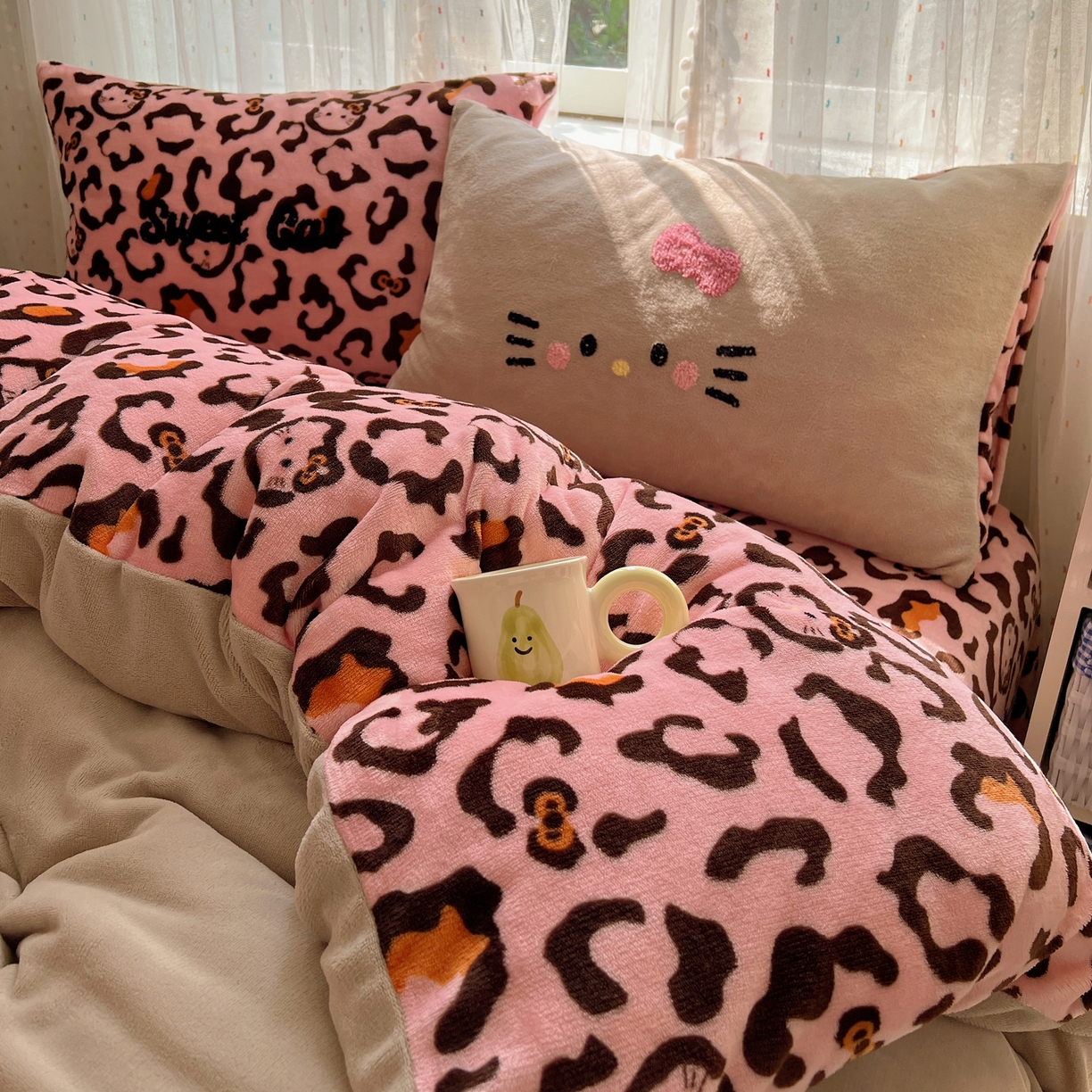 91家纺网 家纺一手货源 找家纺 顾里家纺 2025新款可爱表情包毛巾绣牛奶绒四件套 黑皮粉猫