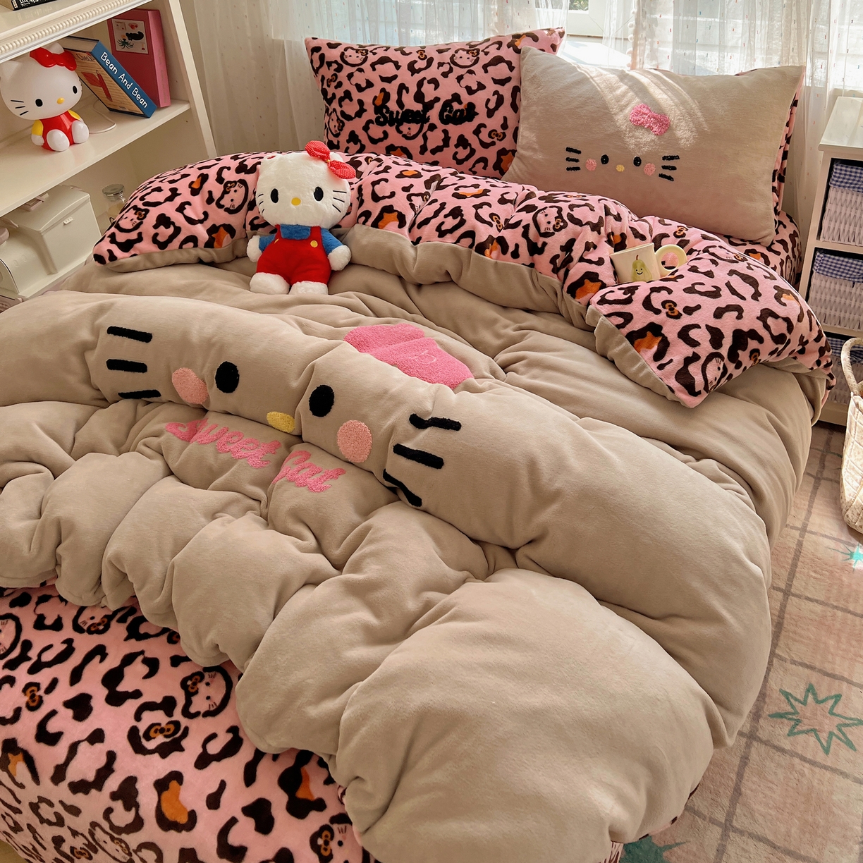 91家纺网 家纺一手货源 找家纺 顾里家纺 2025新款可爱表情包毛巾绣牛奶绒四件套 黑皮粉猫