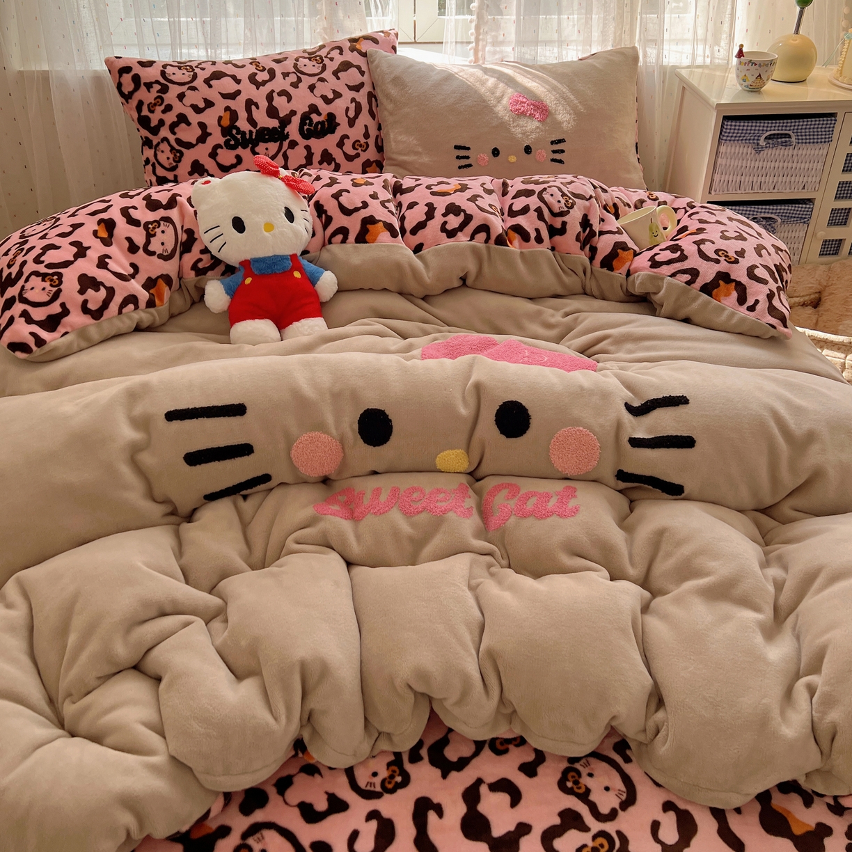91家纺网 家纺一手货源 找家纺 顾里家纺 2025新款可爱表情包毛巾绣牛奶绒四件套 黑皮粉猫