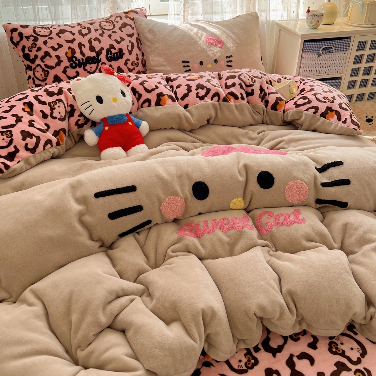91家纺网 家纺一手货源 找家纺 顾里家纺 2025新款可爱表情包毛巾绣牛奶绒四件套 黑皮粉猫