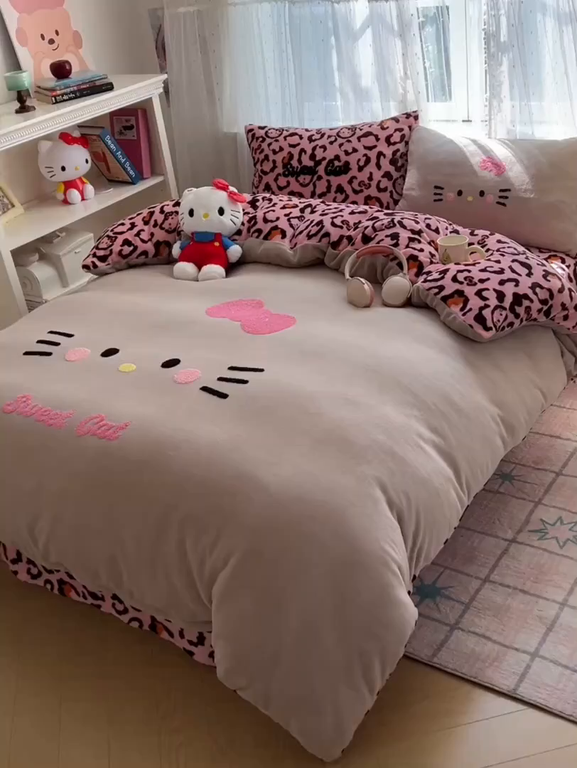 91家纺网 家纺一手货源 找家纺 顾里家纺 2025新款可爱表情包毛巾绣牛奶绒四件套 黑皮粉猫