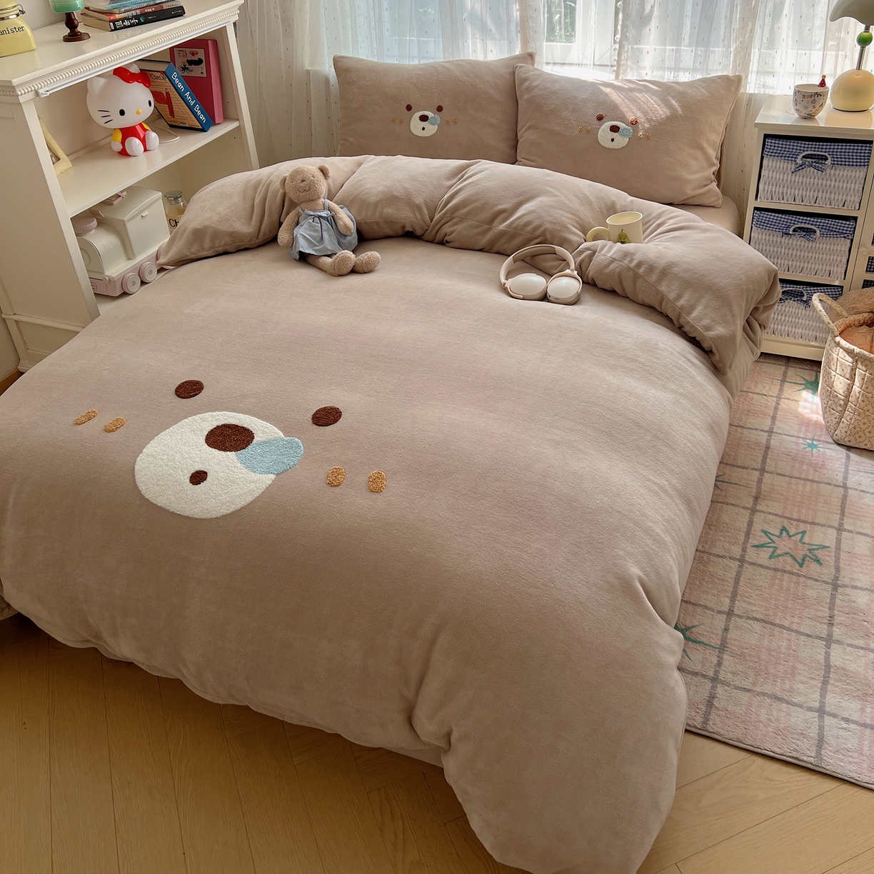 91家纺网 家纺一手货源 找家纺 顾里家纺 2025新款可爱表情包毛巾绣牛奶绒四件套 呼噜熊