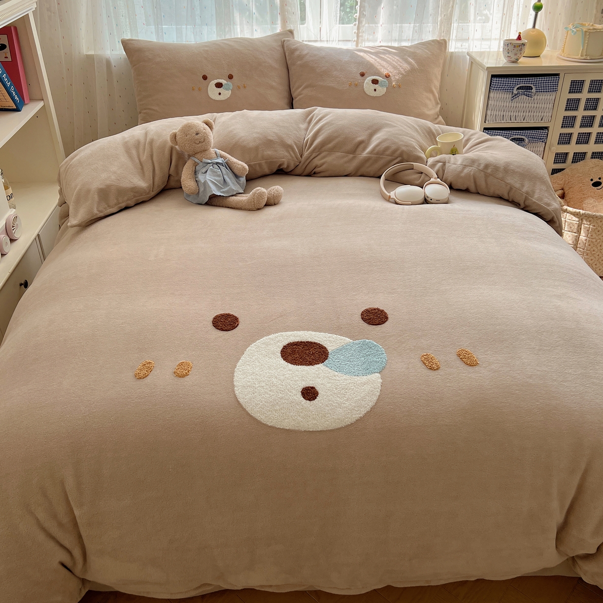 91家纺网 家纺一手货源 找家纺 顾里家纺 2025新款可爱表情包毛巾绣牛奶绒四件套 呼噜熊