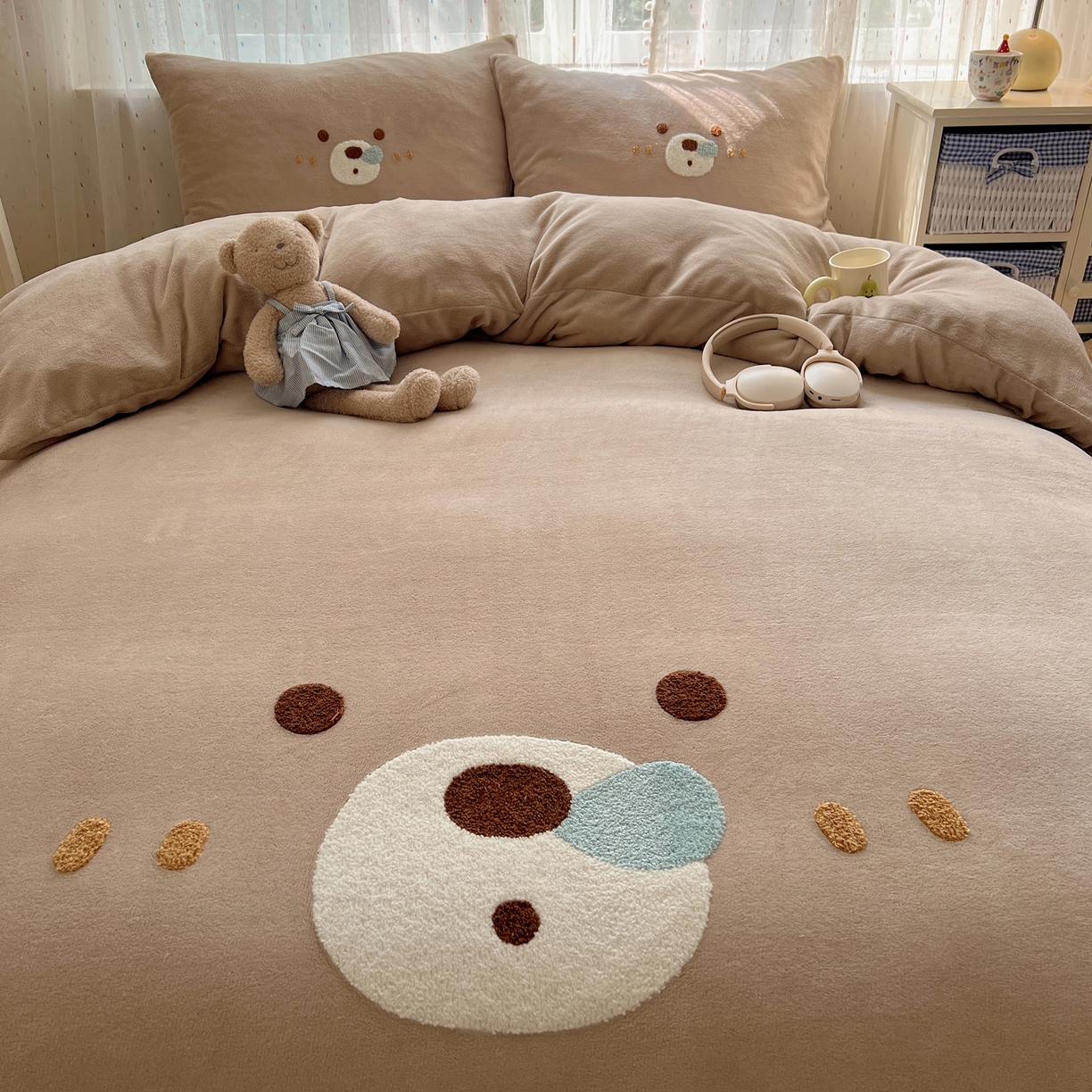 91家纺网 家纺一手货源 找家纺 顾里家纺 2025新款可爱表情包毛巾绣牛奶绒四件套 呼噜熊