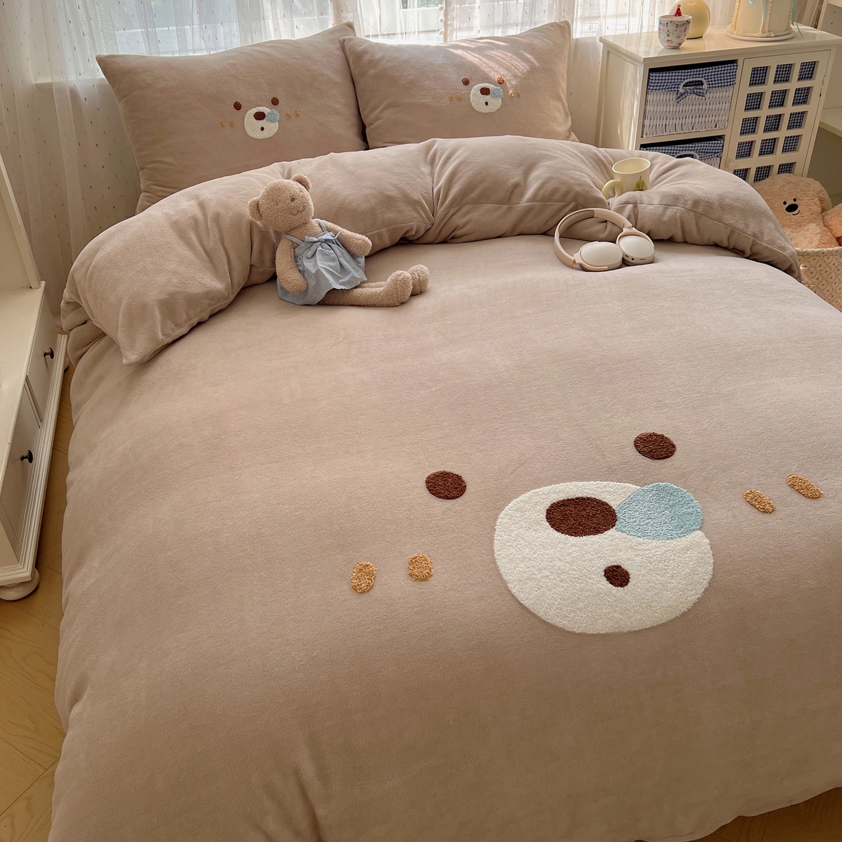 91家纺网 家纺一手货源 找家纺 顾里家纺 2025新款可爱表情包毛巾绣牛奶绒四件套 呼噜熊