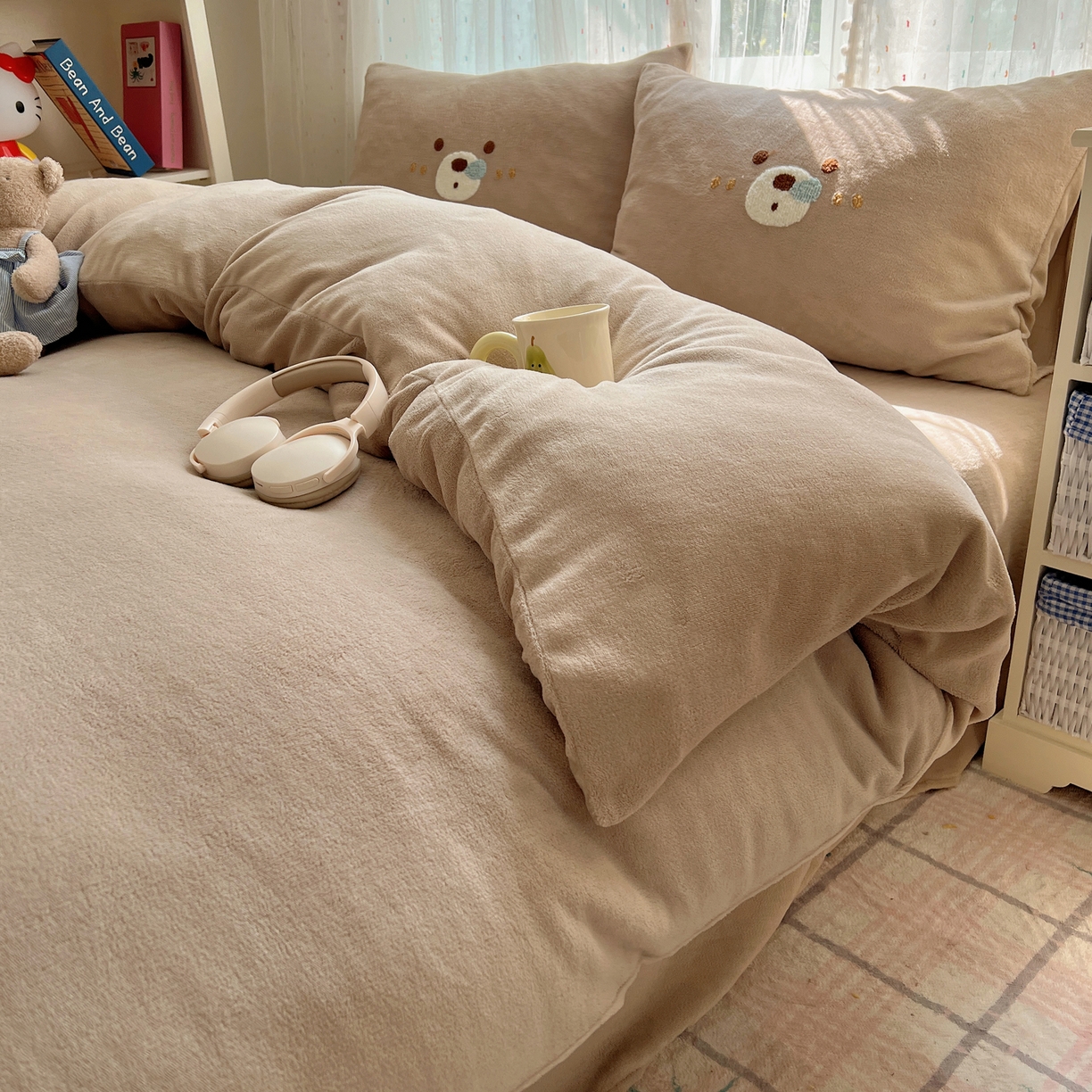 91家纺网 家纺一手货源 找家纺 顾里家纺 2025新款可爱表情包毛巾绣牛奶绒四件套 呼噜熊