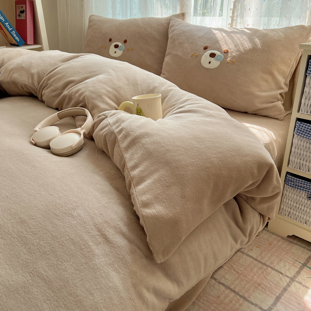 91家纺网 家纺一手货源 找家纺 顾里家纺 2025新款可爱表情包毛巾绣牛奶绒四件套 呼噜熊