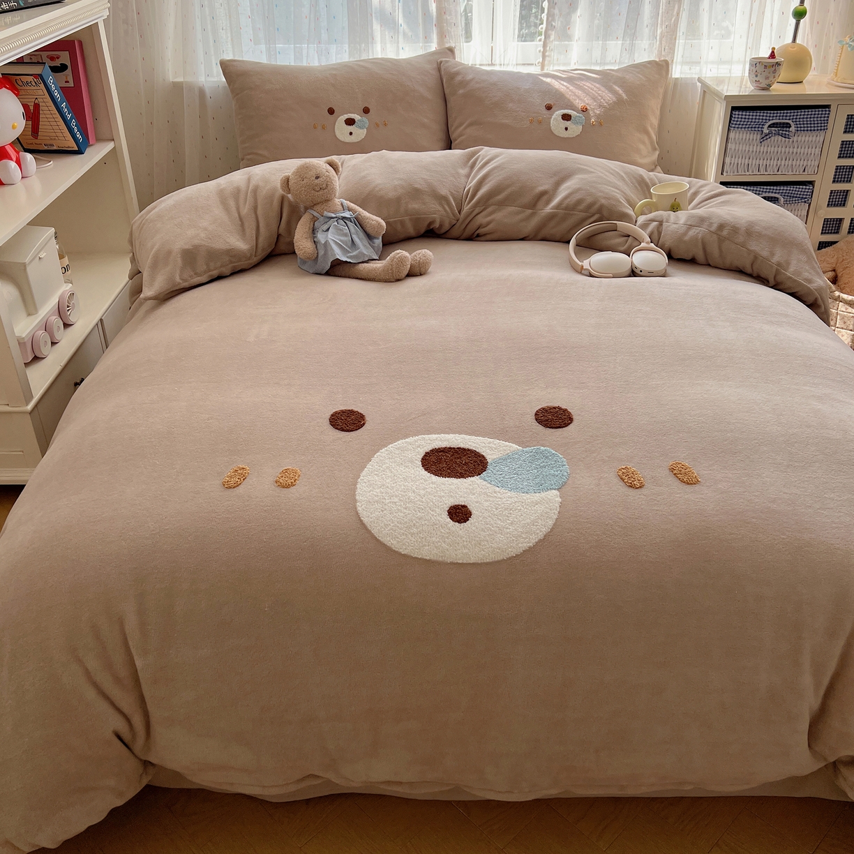 91家纺网 家纺一手货源 找家纺 顾里家纺 2025新款可爱表情包毛巾绣牛奶绒四件套 呼噜熊