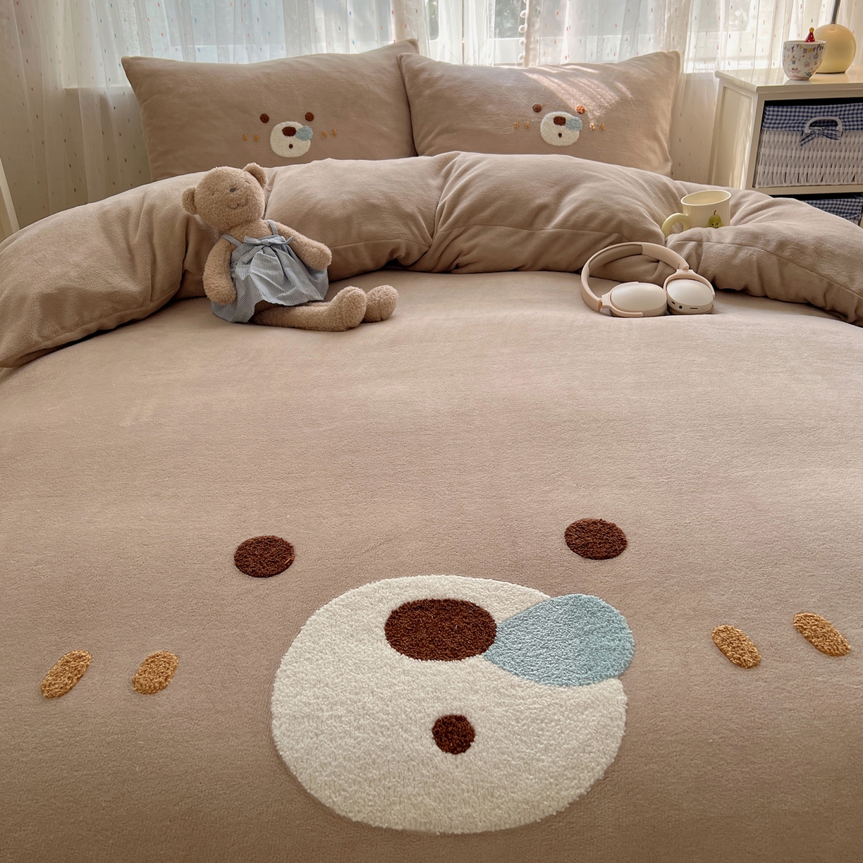 91家纺网 家纺一手货源 找家纺 顾里家纺 2025新款可爱表情包毛巾绣牛奶绒四件套 呼噜熊