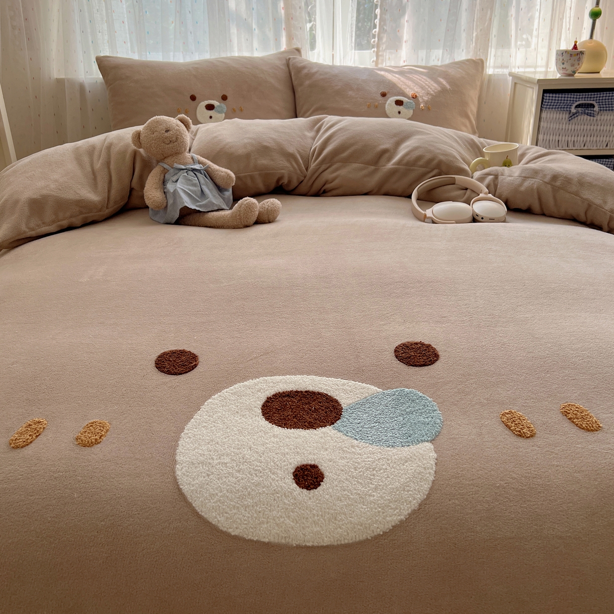 91家纺网 家纺一手货源 找家纺 顾里家纺 2025新款可爱表情包毛巾绣牛奶绒四件套 呼噜熊